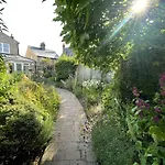 Large 4 Bedroom Home With Garden And Free Parking