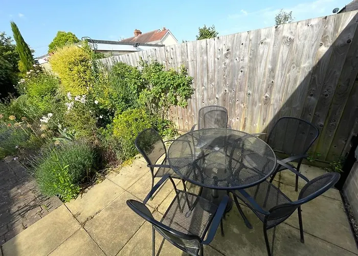 Large 4 Bedroom Home With Garden And Free Parking