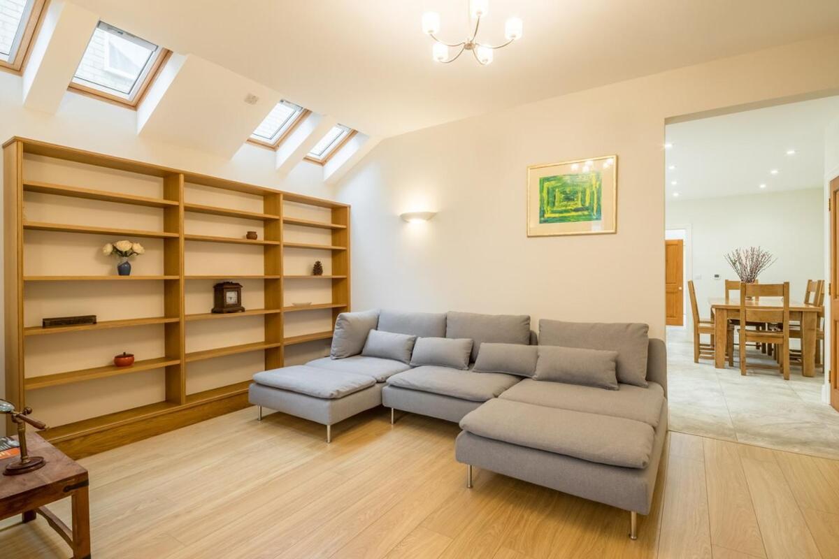 Casa de férias Large 4 Bedroom With Garden And Free Parking