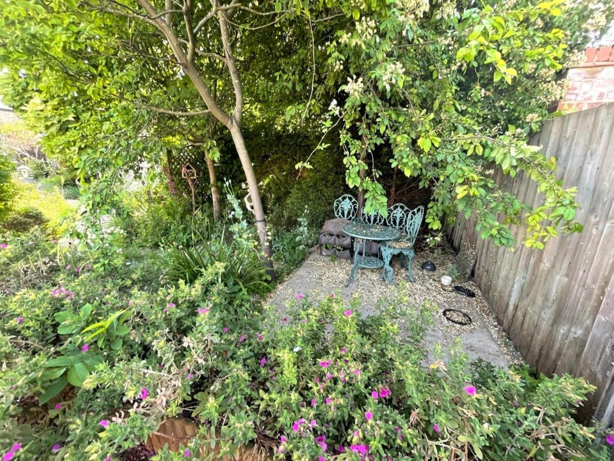 Large 4 Bedroom With Garden And Free Parking