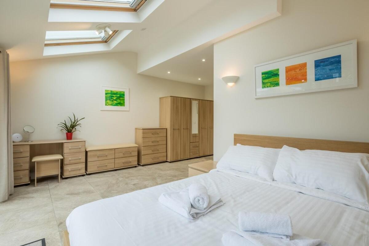 Large 4 Bedroom With Garden And Free Parking Casa de férias
