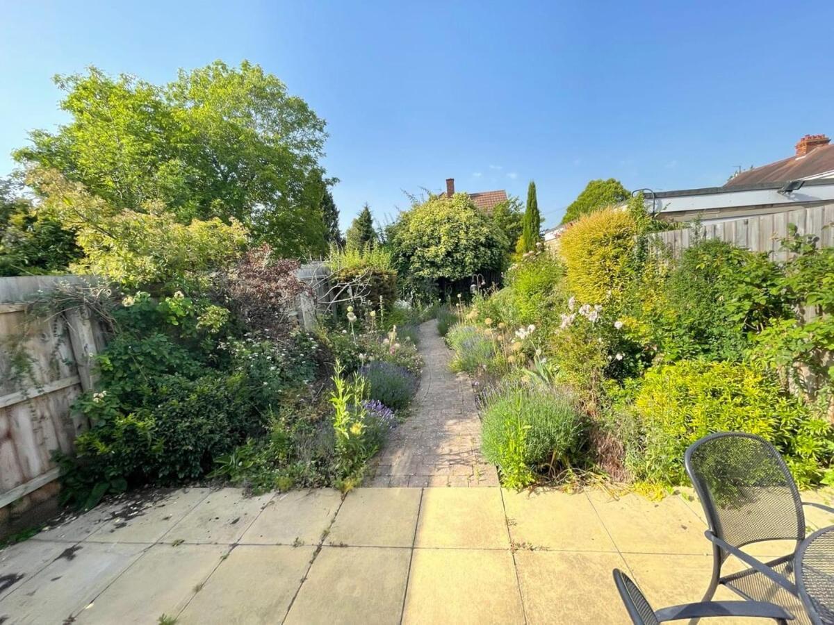 Large 4 Bedroom With Garden And Free Parking
