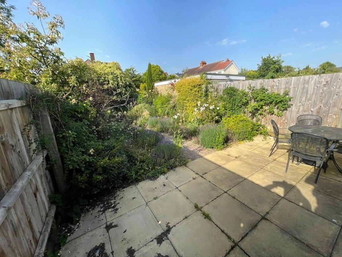 Large 4 Bedroom With Garden And Free Parking