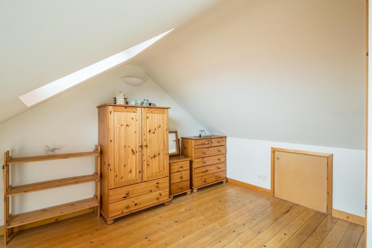Casa de férias Large 4 Bedroom With Garden And Free Parking