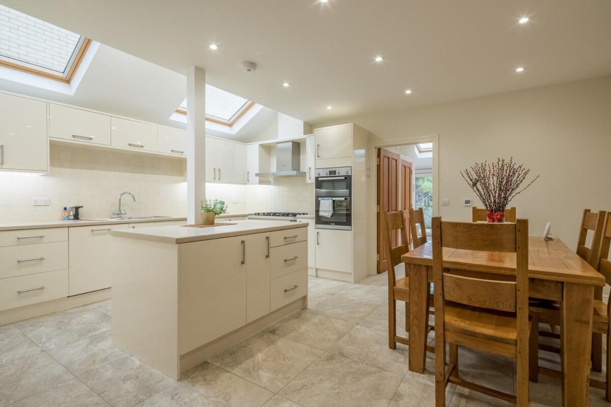Large 4 Bedroom With Garden And Free Parking *