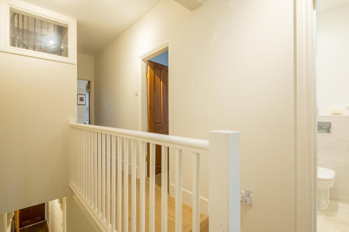 Casa de férias Large 4 Bedroom With Garden And Free Parking *