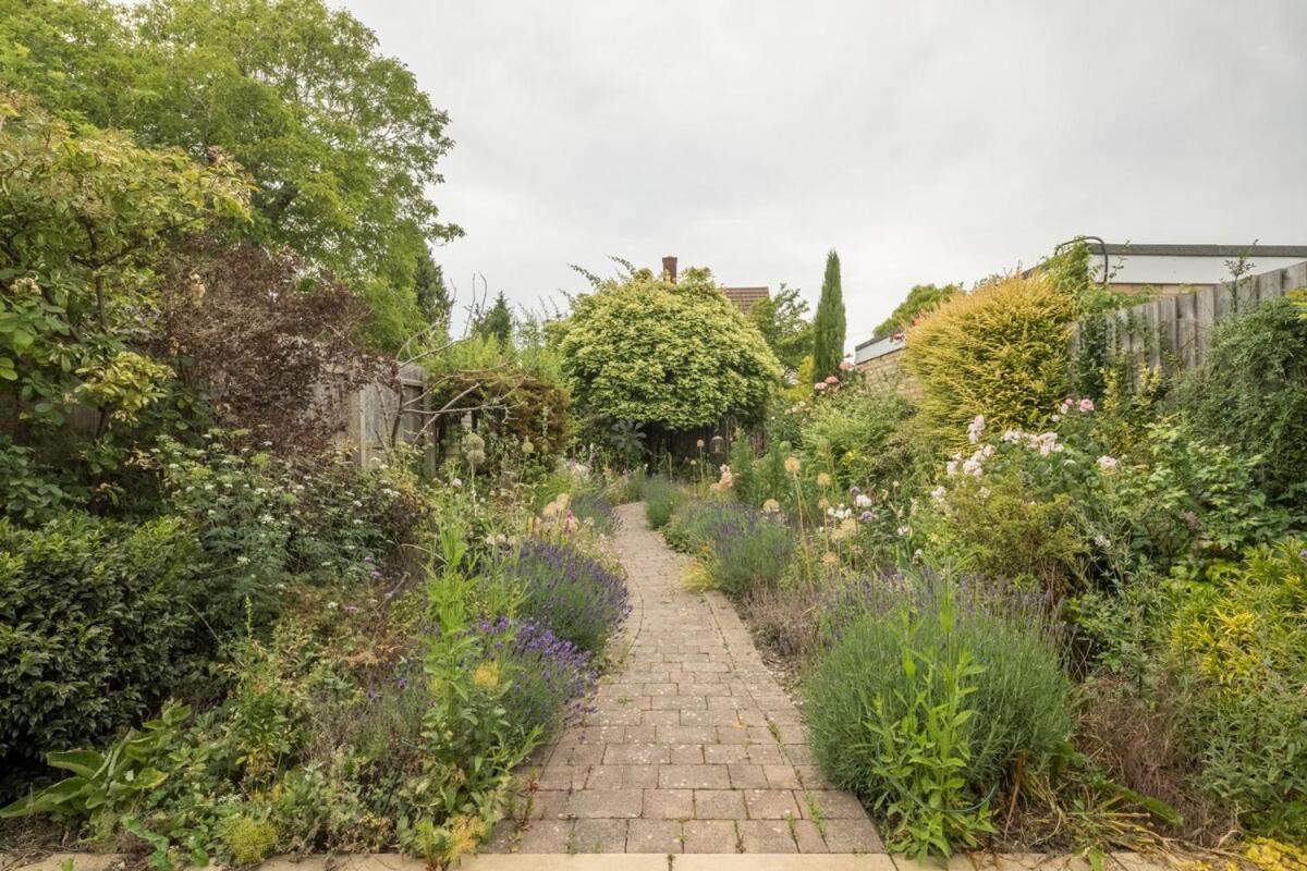 Large 4 Bedroom With Garden And Free Parking *
