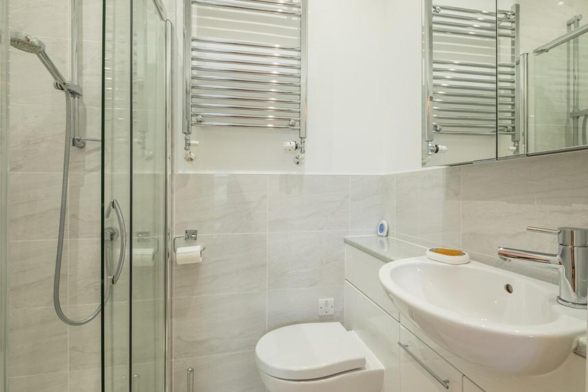 Casa de férias Large 4 Bedroom With Garden And Free Parking