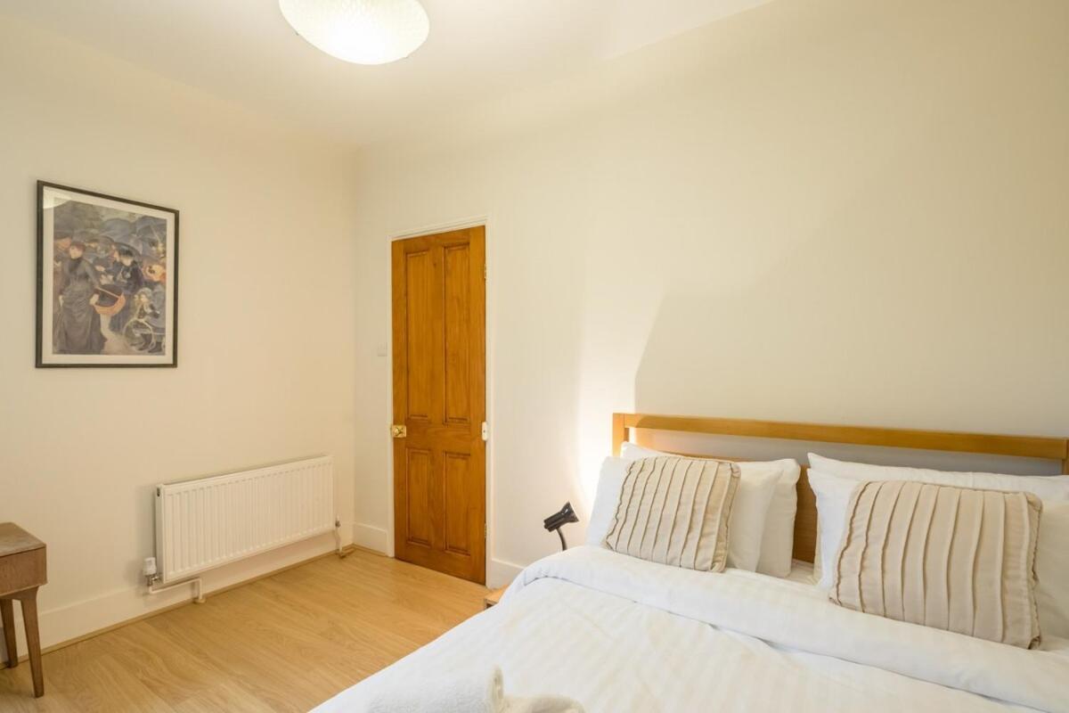 Casa de férias Large 4 Bedroom With Garden And Free Parking *