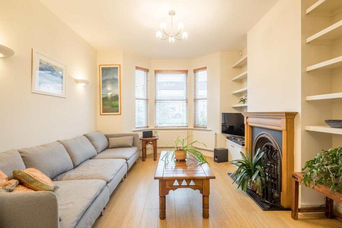 Large 4 Bedroom With Garden And Free Parking Casa de férias